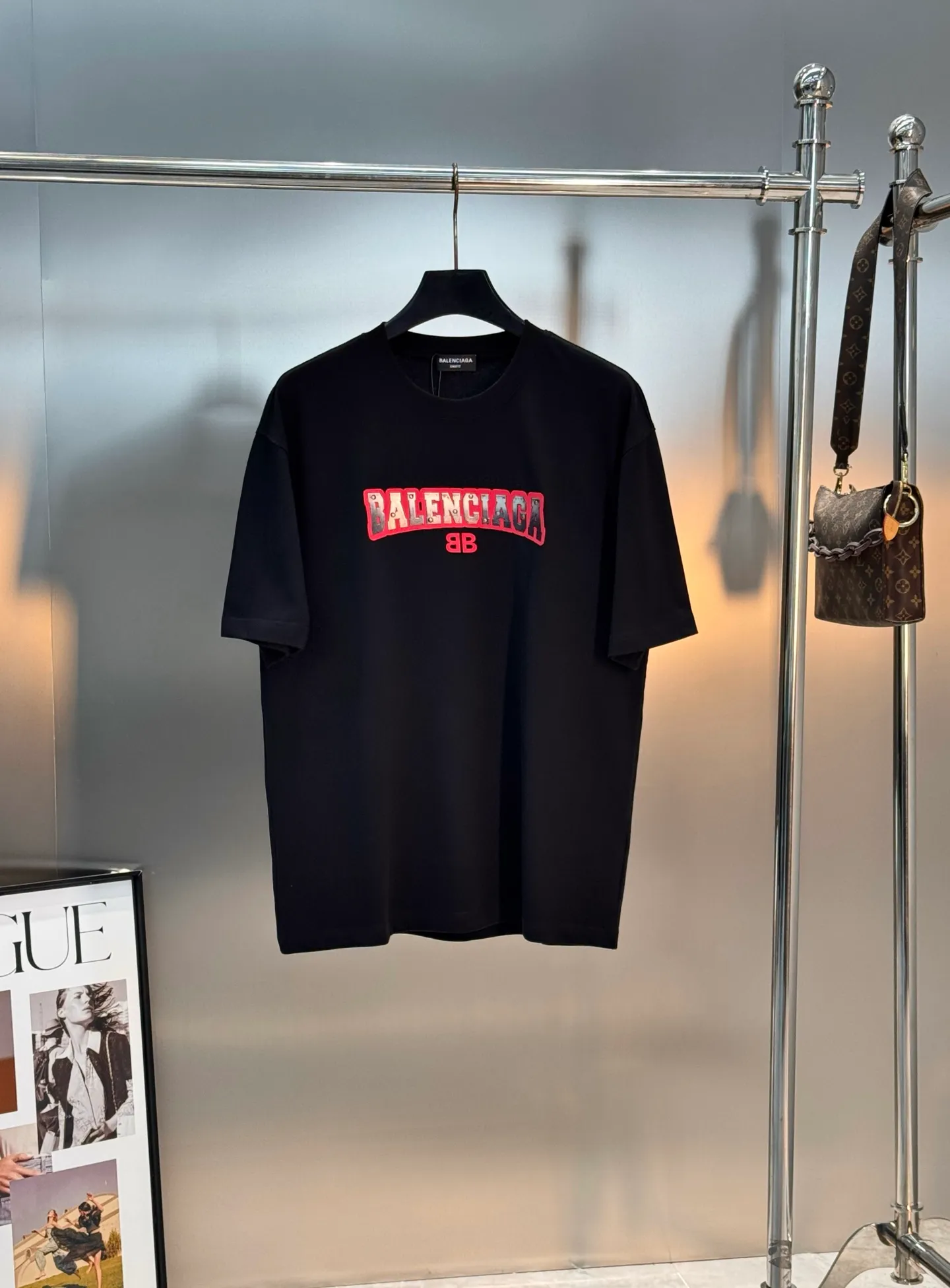 ⚜️ Balenciaga New Arrival T . Same Style❤️ +Red ， ！Silver ， ，BB ✨ Quality 280g ， Breathable， 。Balenciaga ， ， ！🔥 ！ ：Black.White.Dark Gray.Sizes：S-3XL ‼️（175/145 L）